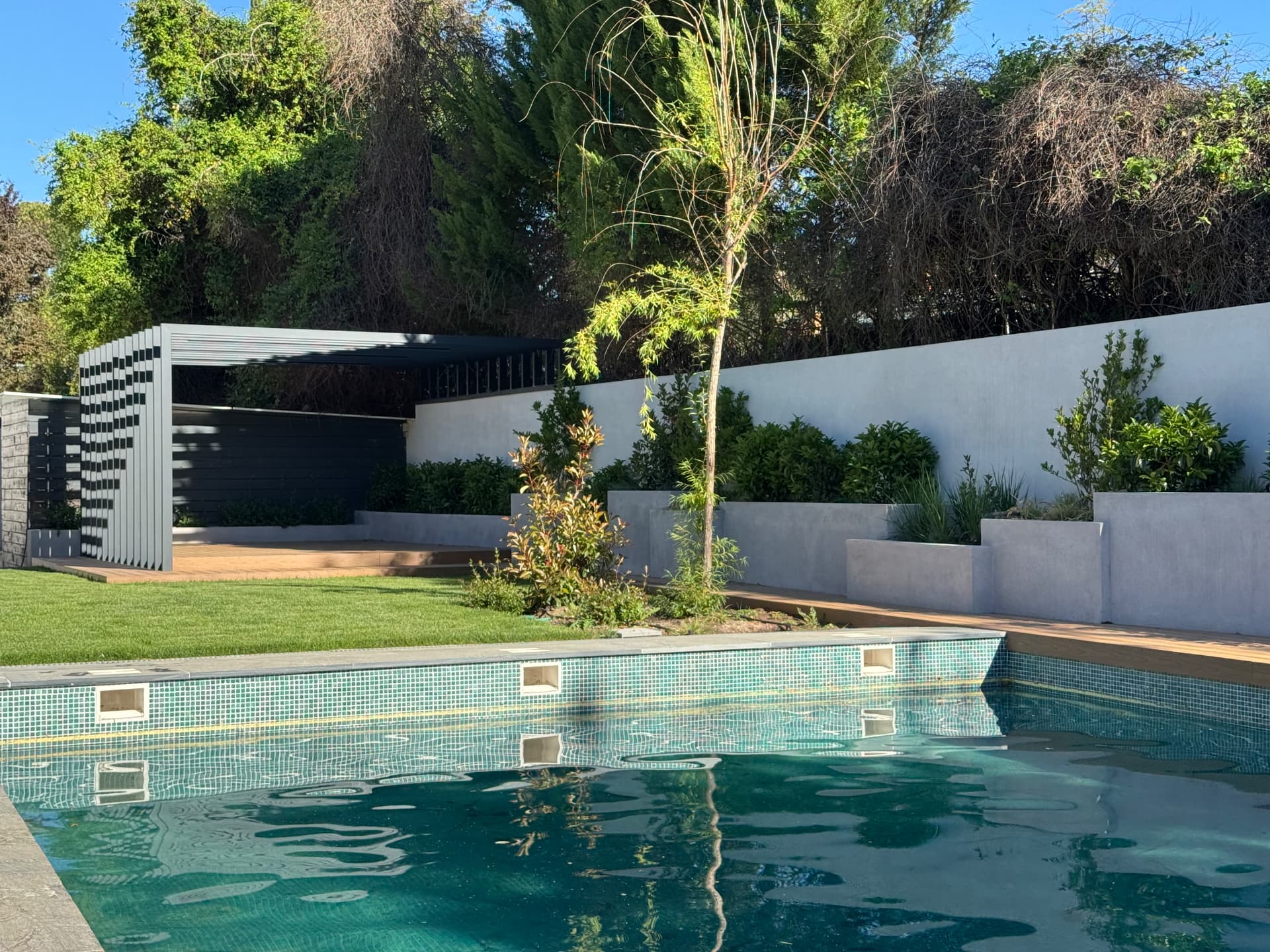 Jardín residencial de lujo con piscina diseñado por Nistal Landscape Design